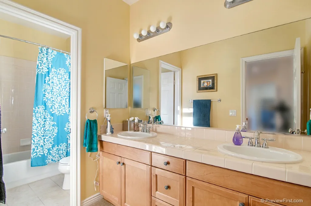 Kids bathroom before remodel